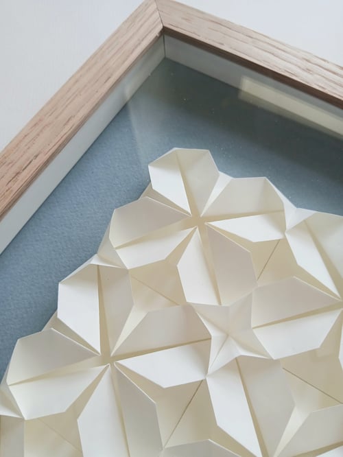 A4, Foldet værk, dueblå, indrammet 