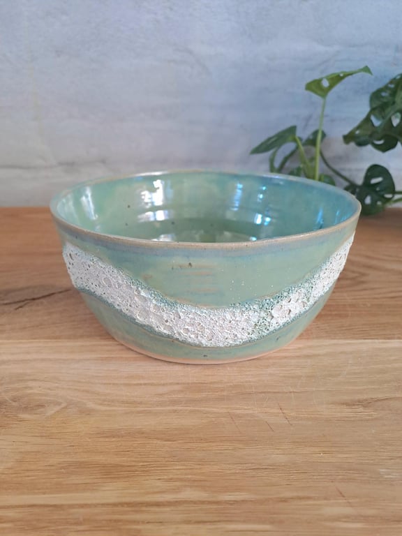 Skålen er 7,5 cm høj og 19 cm i diameter