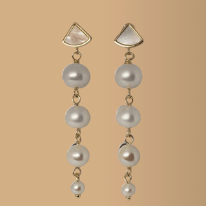 Hvide lange øreringe – produktbillede