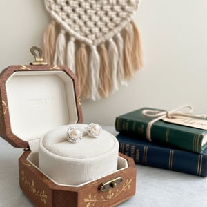 Snoede ferskvandsdyrkede perleøreringe i sølv – produktbillede