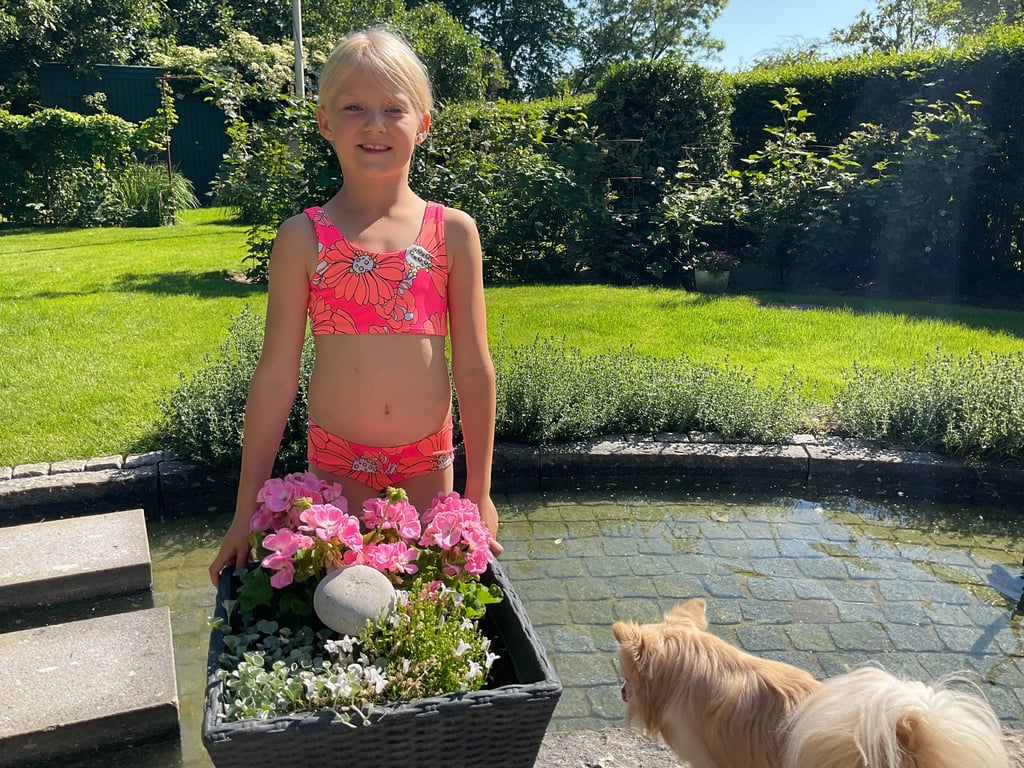 Bikini sæt til børn str 98-152 cm er med i pakken. Kan også bruges til undertøj