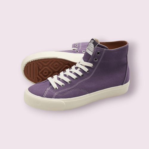 Lilla høje sneakers i lærred med hvide snørebånd og gummisål, vist på lyserød baggrund. (1)