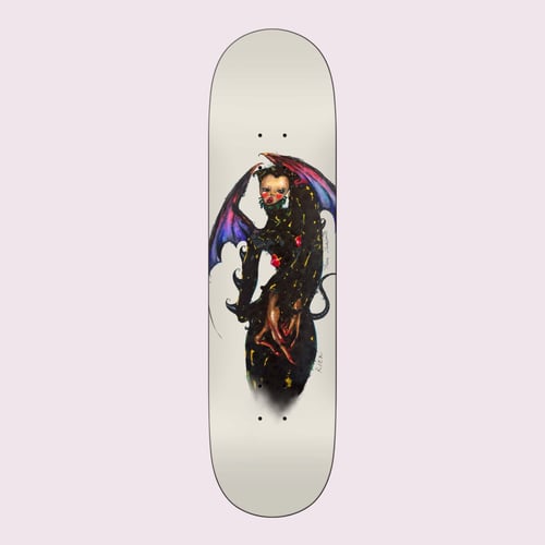 Skateboard med kunstnerisk motiv af en figur med sort beklædning, lilla og røde vinger, og røde markeringer i ansigtet. (1)
