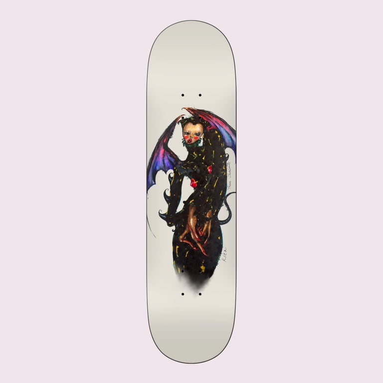Skateboard med kunstnerisk motiv af en figur med sort beklædning, lilla og røde vinger, og røde markeringer i ansigtet.