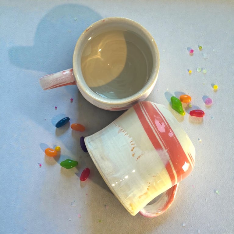 Flødekaramel – krus i indfarvet porcelænsler