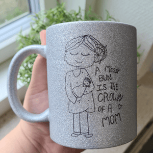 Krus: a messy bun is the crown of a mom Sølv Glimmer – produktbillede