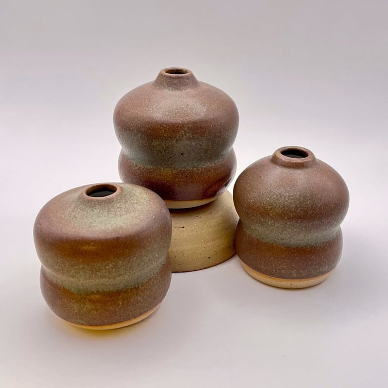 Hånddrejet mini-vase i stentøj 