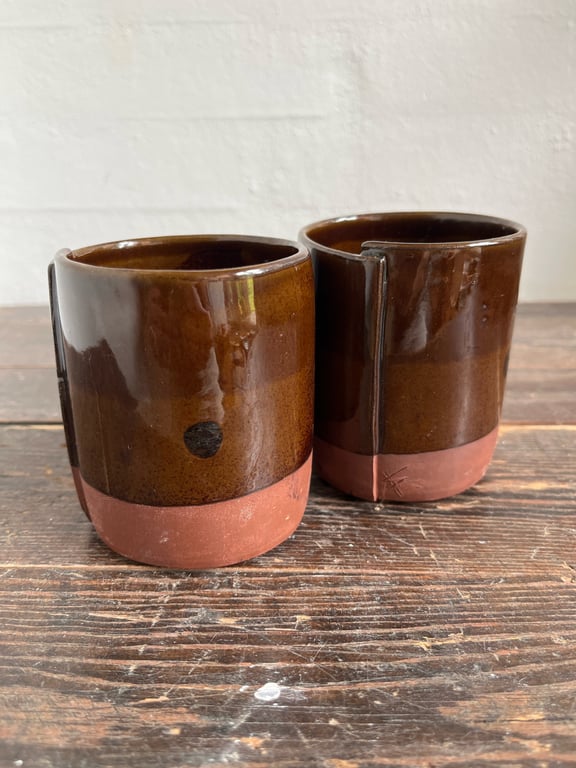 Krus i rødt ler og brun glasur. 