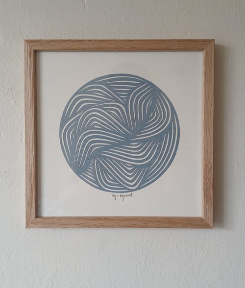 20x20cm papercut, støvet blå, indrammet 