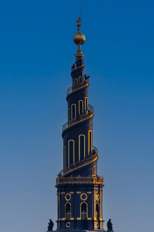 Vor frelser kirkes tårn i København lige før solnedgang også kendt som det snoede tårn