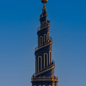 Vor frelser kirkes tårn i København lige før solnedgang også kendt som det snoede tårn – produktbillede