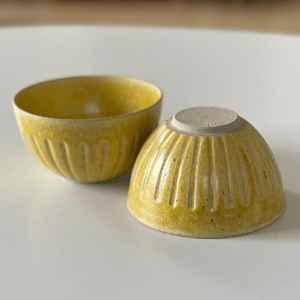 Skål m. riller, lavaler, hørgul - ø 13 cm – produktbillede