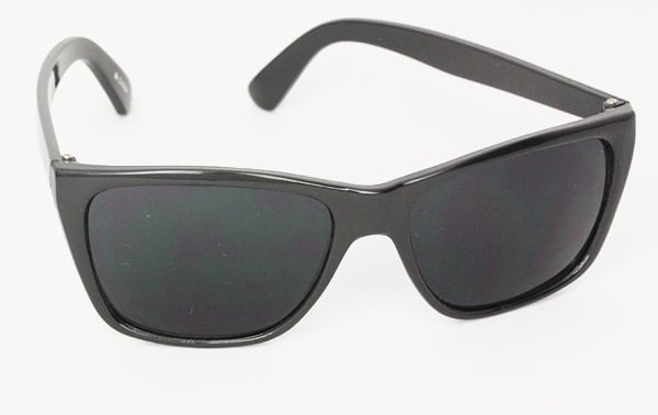Schlichte schwarze Sonnenbrille, rustiker Look