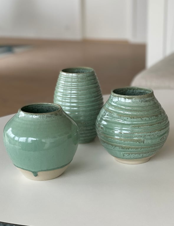 Vase m. riller/mønster, kobbergrøn - 15 cm høj billede 4