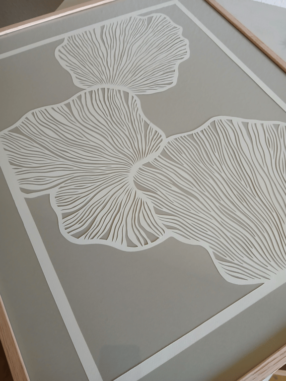 50x60cm papercut, beigegrå, knækket hvid, indrammet  (4)
