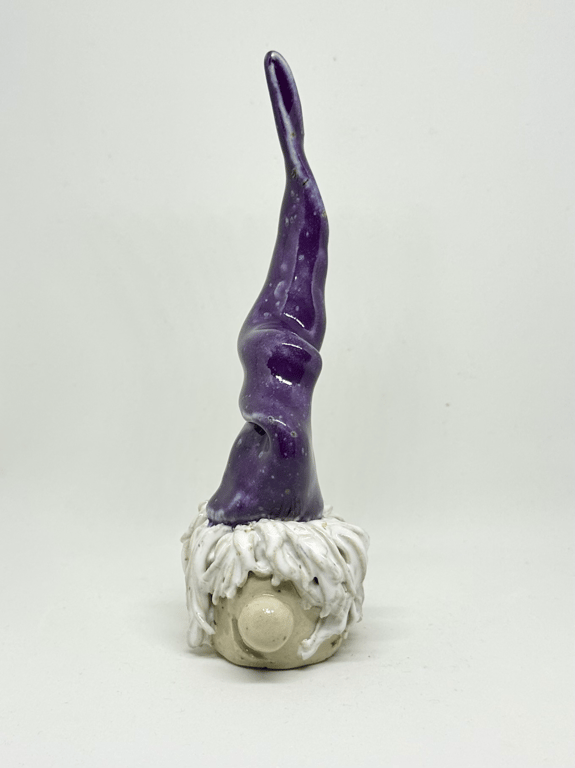 Nisse med lilla hue og hvidt hår