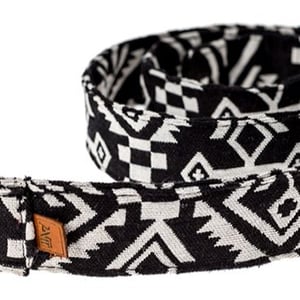 Bælte i skønt farvedesign med dobbelt-ring spænde – produktbillede