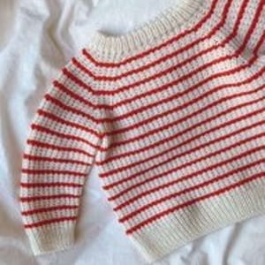 Opskrift: FRIDAY SWEATER BABY fra PetiteKnit – produktbillede
