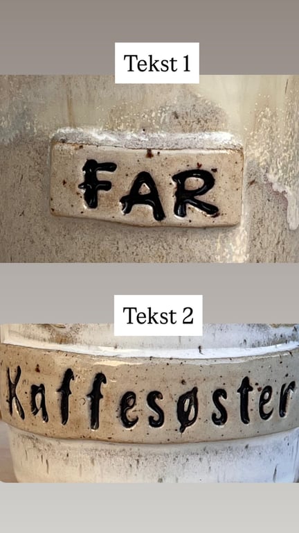 Kop med tekst på plade