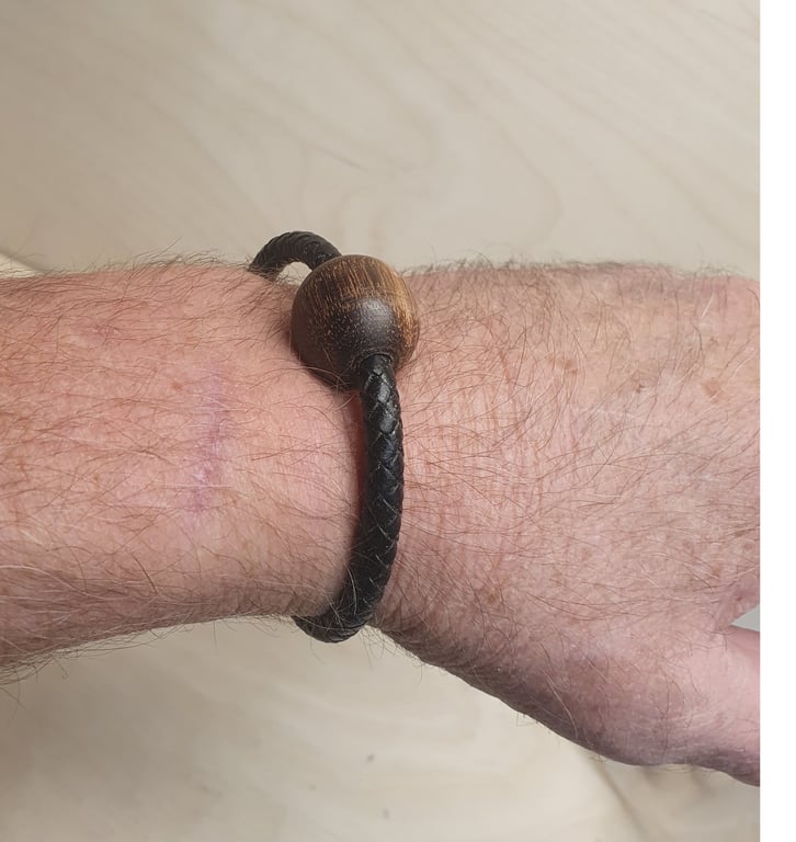 Armbånd i flettet læder og poleret tax. Magnet lukke. 