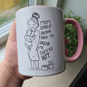 Krus: mom goals being able to drink my coffee hot Rosa – produktbillede