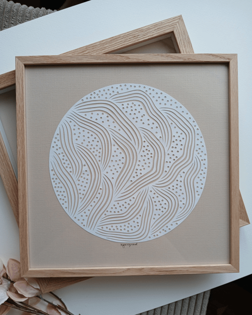 30x30cm papercut, beige, hvid, indrammet 