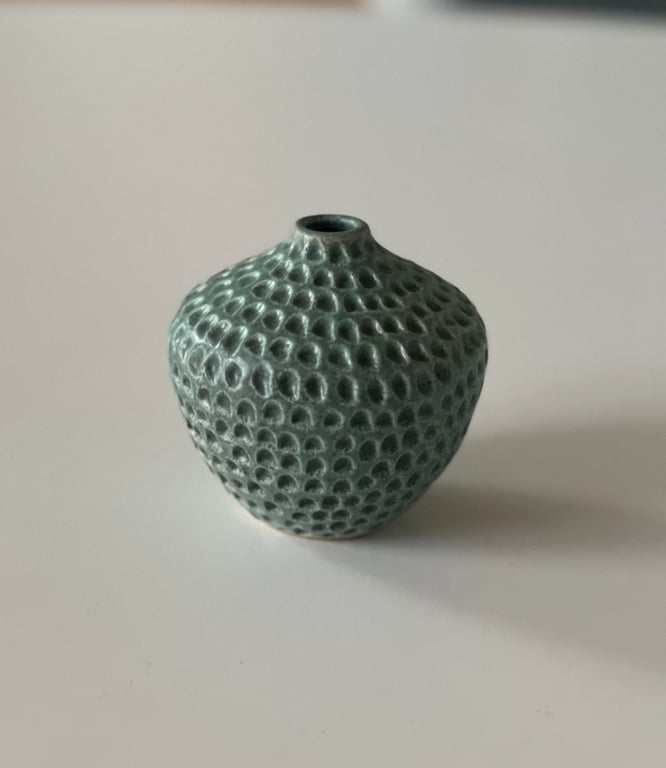 Lille vase med udskæring, matgrøn
