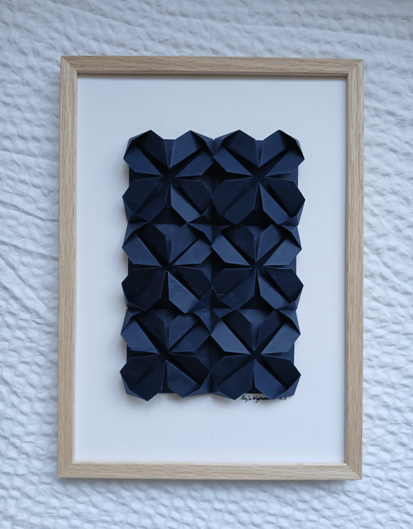 A4 - Foldet papirværk, Marineblå, indrammet