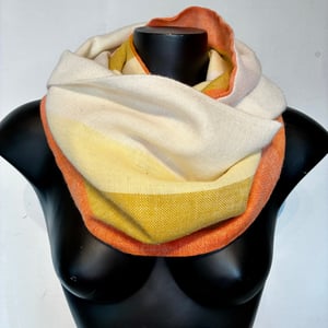 Stine-tubetørklæde med efterårsstriber – produktbillede