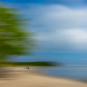 To mennesker på en strand.... og en hund på Hjelm bugt strand på Møn – produktbillede