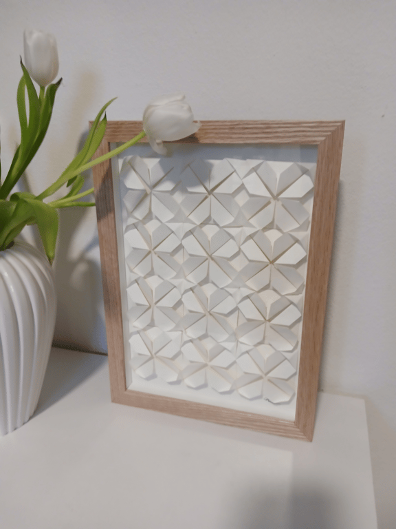 A4 foldet papirværk. naturhvid, indrammet billede 4