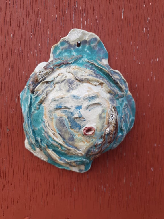 Fredfyldt og muntert syngende hoved til væggen 