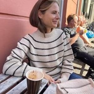 Opskrift: FESTIVAL SWEATER- MY SIZE fra PetiteKnit – produktbillede