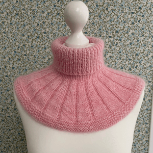 Digital opskrift: Loving Lissi LIGHT halsedisse (voksen) – produktbillede