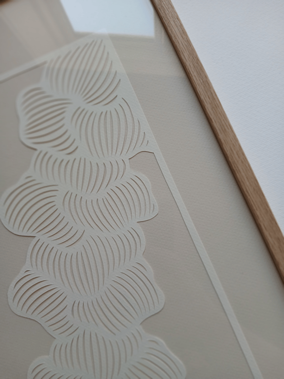 A3 papercut, knækket hvid, lys beige, indrammet (2)
