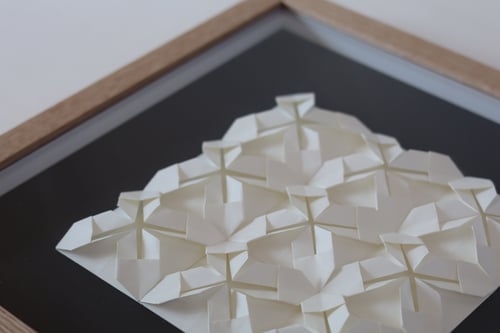 30x30cm foldet papirværk, sort, naturhvid, indrammet