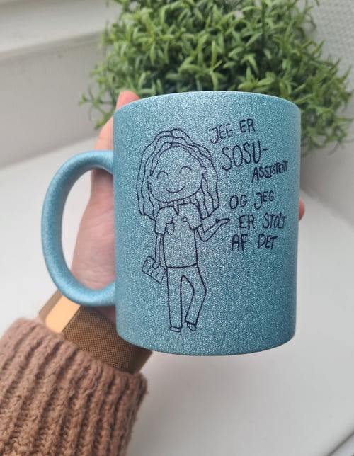 Krus: Jeg er SOSU-assistent og jeg er stolt af det Lys Blå Glimmer