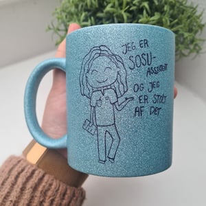 Krus: Jeg er SOSU-assistent og jeg er stolt af det Lys Blå Glimmer – produktbillede