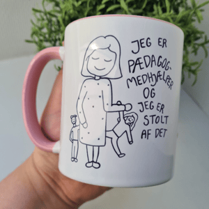 Krus: Jeg er pædagogmedhjælper og jeg er stolt af det Rosa – produktbillede