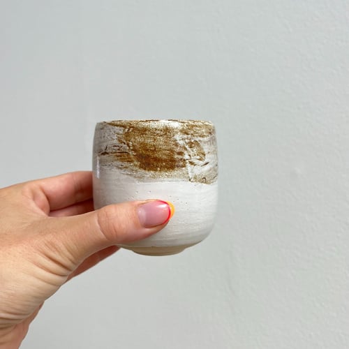 Små kopper i hvid og brun glasur – flat white størrelse (6)
