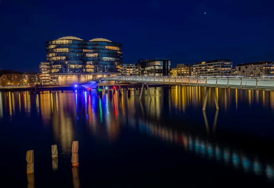 En smuk aften ved Bryggebroen i København under lysfestivalen 