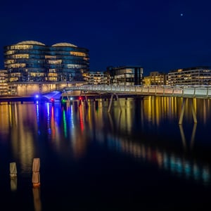 En smuk aften ved Bryggebroen i København under lysfestivalen  – produktbillede