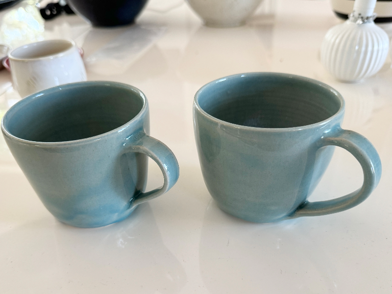 Krus med hank i lyseblå med effekt