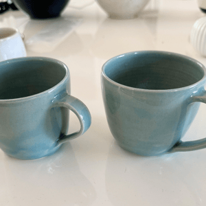 Krus med hank i lyseblå med effekt – produktbillede