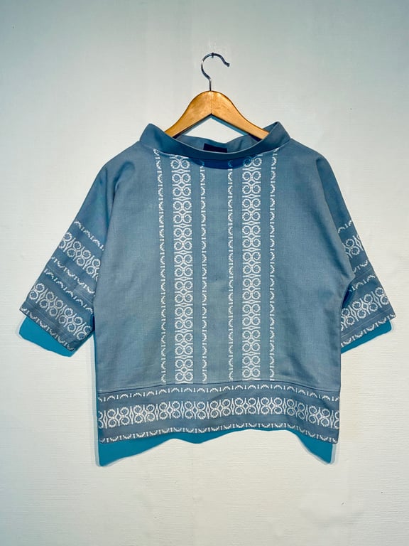 Trine-bluse i gråblå nuance