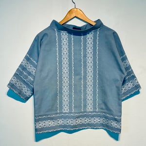 Trine-bluse i gråblå nuance – produktbillede