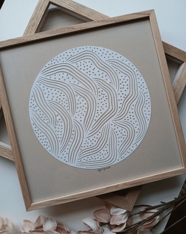 30x30cm papercut, beige, hvid, indrammet  (3)