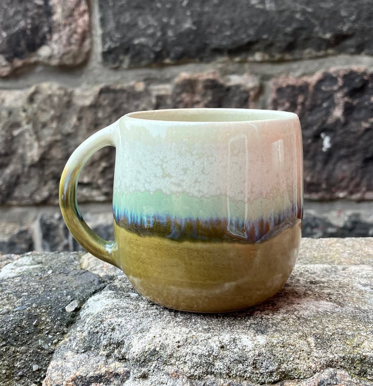 Hånddrejet kop med hank 