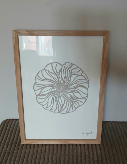 A4, beigegrå papercut, indrammet 