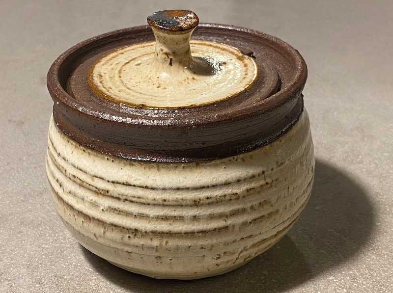 Marmeladekrukke beige glasur på mørk stentøjsler